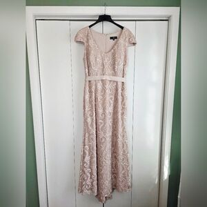 Betsy & Adam Lace Maxi Dress in Cream/Gold